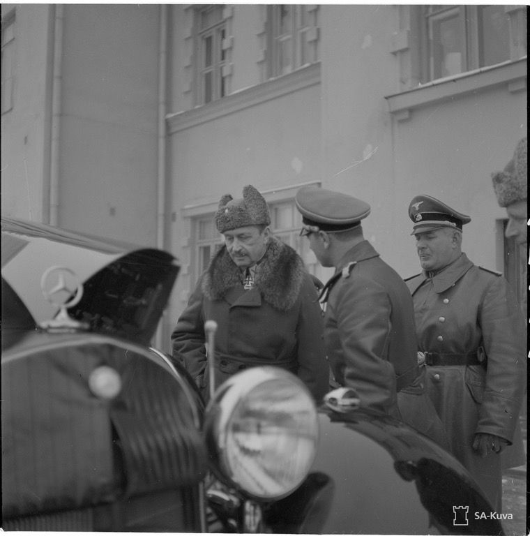 Marszałek Finlandii Carl Gustaf Mannerheim otrzymuje luksusowego Mercedesa od kanclerza Niemiec Adolfa Hitlera, grudzień 1941