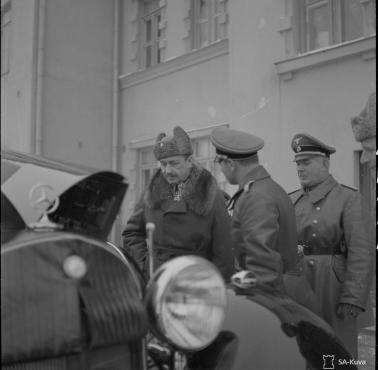 Marszałek Finlandii Carl Gustaf Mannerheim otrzymuje luksusowego Mercedesa od kanclerza Niemiec Adolfa Hitlera, grudzień 1941