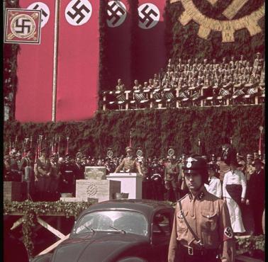 Hitler podczas prezentacji samochodu dla robotników i chłopów - VV Garbus, wmurowanie kamienia węgielnego, Wolfsburg, 1938