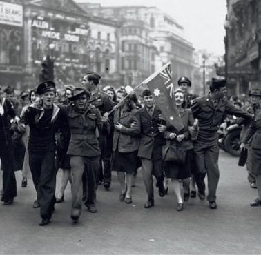 08.06.1946r. polscy piloci zbojkotowali londyńską paradę zwycięstwa w proteście przeciwko niezaproszeniu polskich żołnierzy