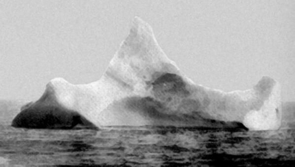 Góra lodowa, w którą uderzył RMS Titanic. Na zdjęciu widać wyraźnie miejsce uderzenia