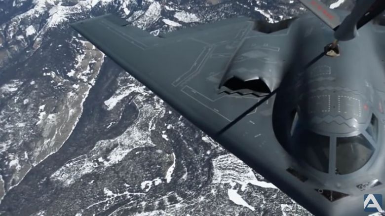 Amerykański bombowiec B-2 podczas tankowania (wideo HD)