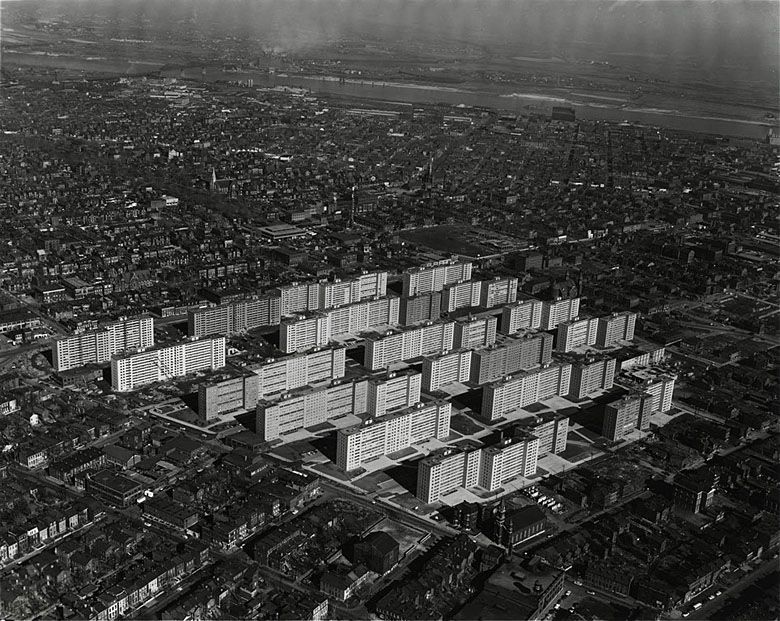 Rozebrane w latach 70-76 osiedle mieszkaniowe Pruitt-Igoe w St. Louis, jest to symboliczny koniec modernizmu