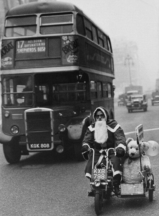 Święty Mikołaj podczas pełnienia swoich obowiązków, Oxford Street, Londyn, 1949