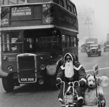 Święty Mikołaj podczas pełnienia swoich obowiązków, Oxford Street, Londyn, 1949