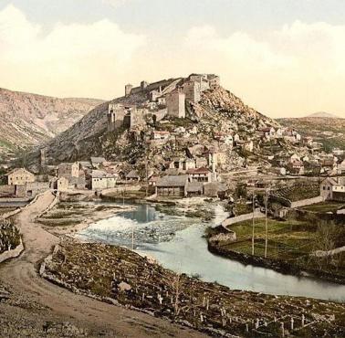 Zdjęcie z 1895 roku miasta Stolac (kiedyś w Austro-Węgrzech, dzisiaj Bośnia i Hercegowina)