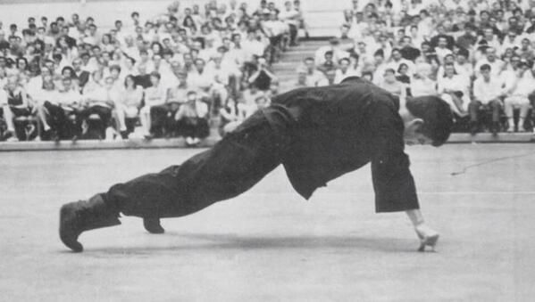 Bruce Lee robi pompki używając dwóch palców i jednej ręki