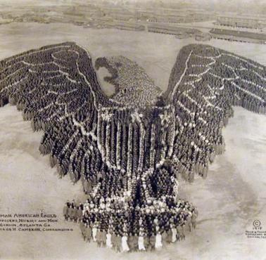 Orzeł złożony z ponad 12 tys. oficerów, pielęgniarek i żołnierzy, Camp Gordon, Atlanta, 1918