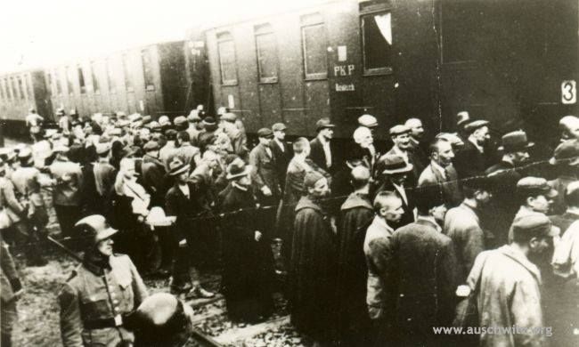 14 czerwca 1940 roku Niemcy przewieźli do KL Auschwitz 728 osób, głównie Polaków, był to pierwszy masowy transport do obozu