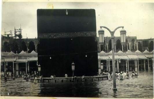 Święte miasto islamu - Mekka (Makka al-Mukarrama). Widok na Czarny Kamień podczas powodzi, 1941