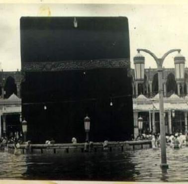Święte miasto islamu - Mekka (Makka al-Mukarrama). Widok na Czarny Kamień podczas powodzi, 1941