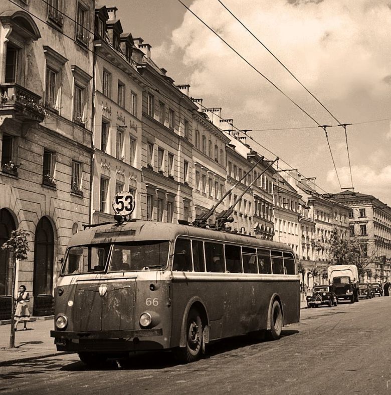 NRD-owska LOWA W602 przy Krakowskim Przedmieściu w Warszawie