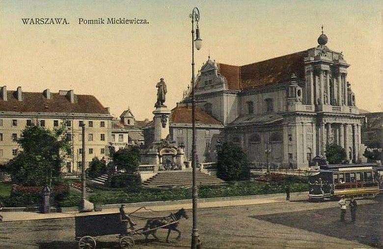 Krakowskie Przedmieście z pomnikiem Adama Mickiewicza i kościołem Wniebowzięcia Najświętszej Maryi Panny w Warszawie