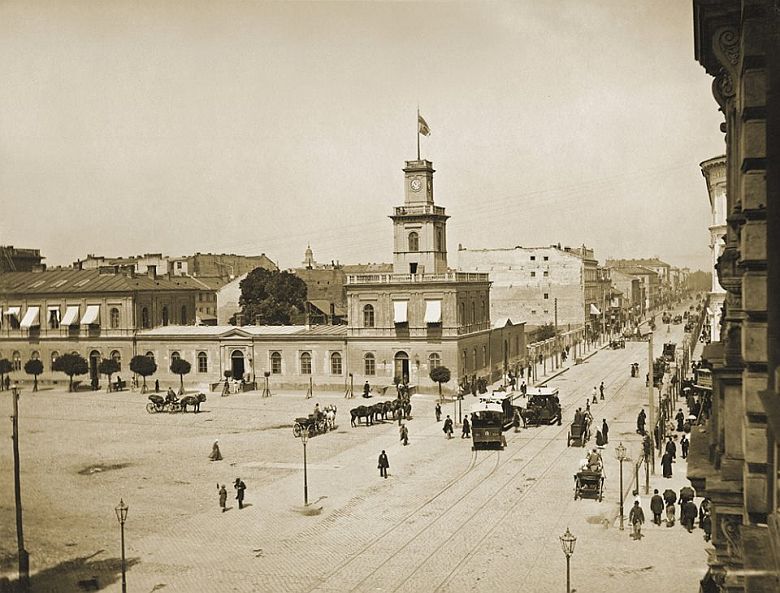 Widok Dworca Warszawsko-Wiedeńskiego i ulicy Marszałkowskiej w kierunku Ogrodu Saskiego w Warszawie