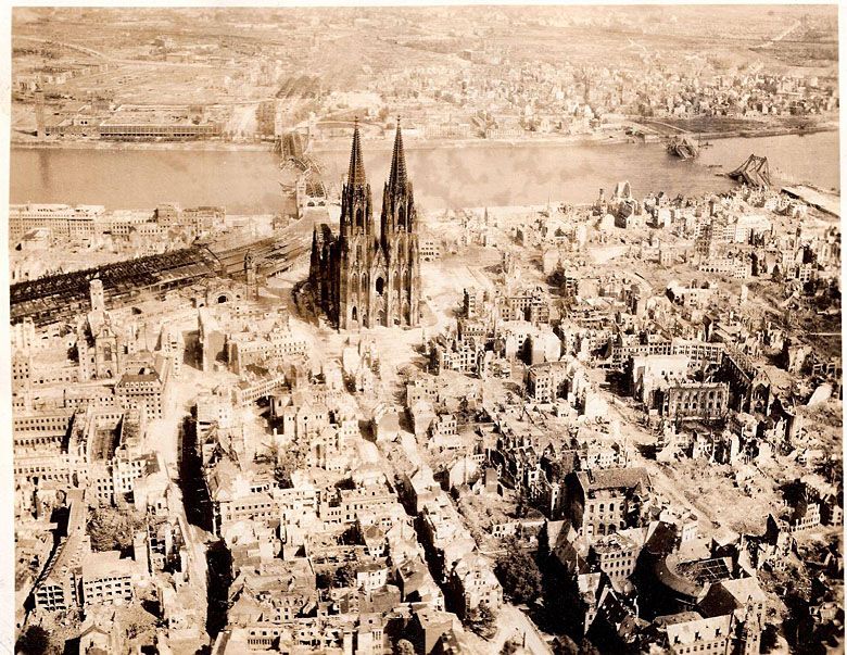 Widok z lotu ptaka na zniszczone centrum Kolonii i katedrę (Kölner Dom), 1944