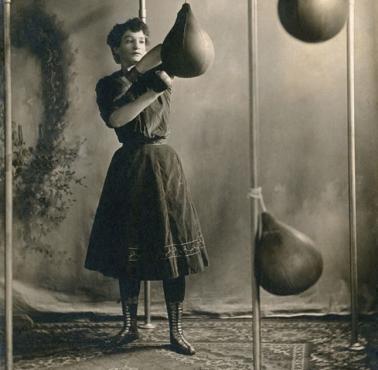 Młoda kobieta ćwiczy boks, 1890