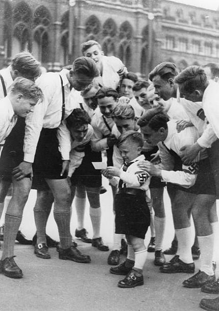 Młodzież na ulicach Wiednia, 1938