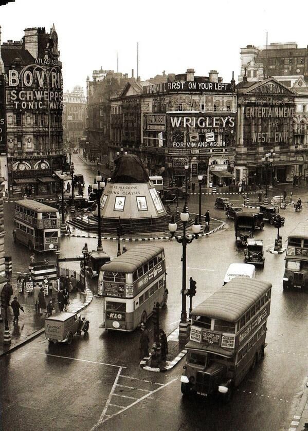 Piccadilly Square, Londyn, 1939