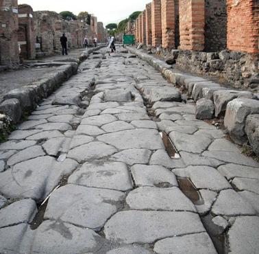 Droga na zdjęciu ma 1900 lat (Pompeje, Włochy)