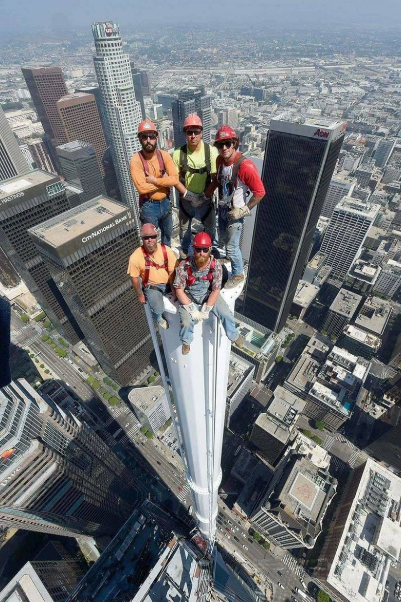 Pamiątkowe zdjęcie budowniczych wieżowca Wilshire Grand Center w Los Angeles na wysokości 335 metrów