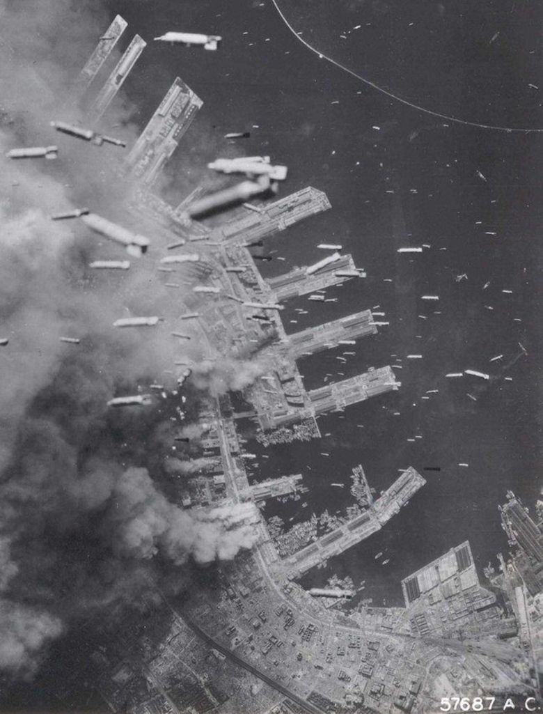 Amerykanie bombardują doki szóstego co wielkości miasta Japonii - Kobe, 1945