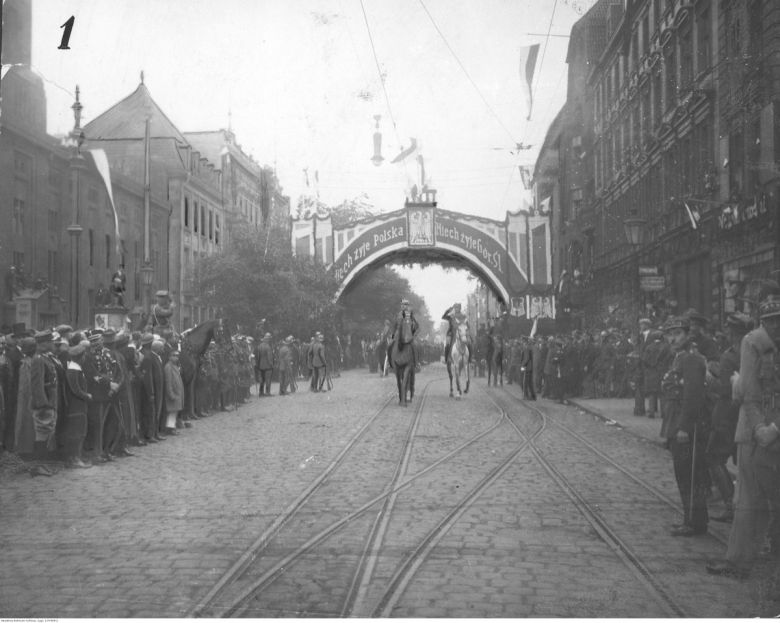 Wojsko Polskie witane przez mieszkańców Katowic, 1922