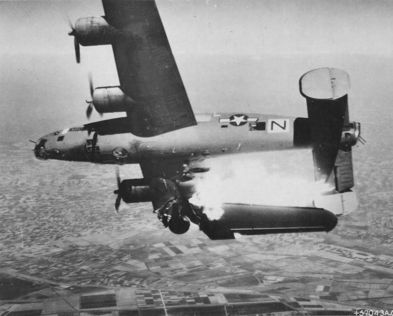 Amerykański bombowiec B-24 ostrzelany przez niemieckie działo przeciwlotnicze, Bolonia, Włochy, 10 kwietnia 1945 roku
