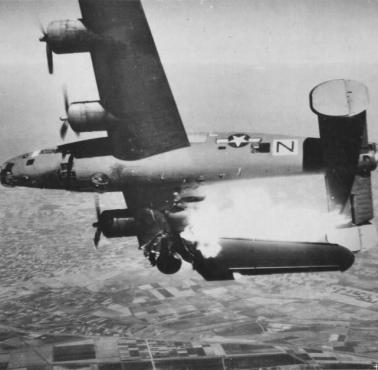 Amerykański bombowiec B-24 ostrzelany przez niemieckie działo przeciwlotnicze, Bolonia, Włochy, 10 kwietnia 1945 roku
