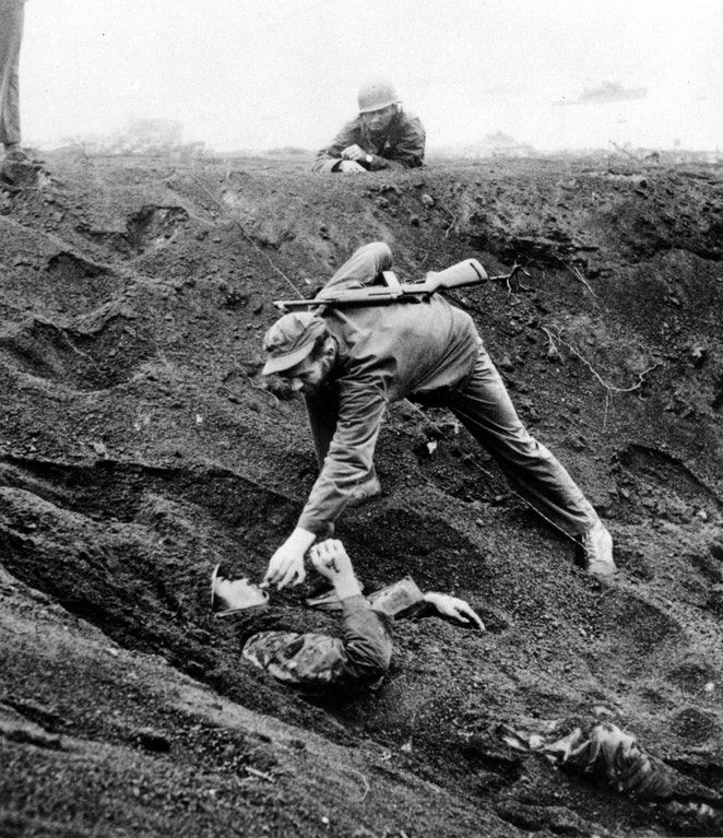 Amerykański żołnierz dzieli się papierosem z odnalezionym Japończykiem, który udawał martwego przez dwa dni, Iwo Jima, 1945