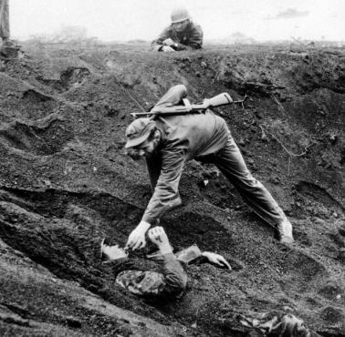 Amerykański żołnierz dzieli się papierosem z odnalezionym Japończykiem, który udawał martwego przez dwa dni, Iwo Jima, 1945