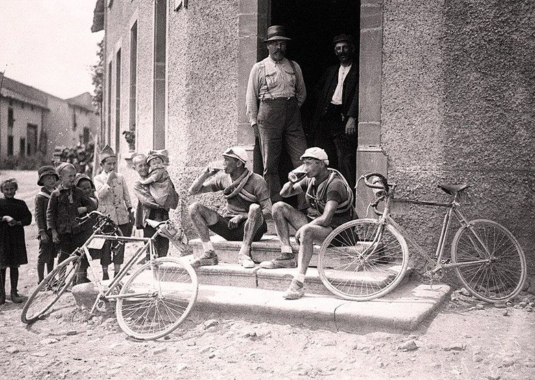 Szwajcarscy zawodnicy Tour de France - Henri Colle i Charles Parel, piją piwko podczas wyścigu, Francja, 1921