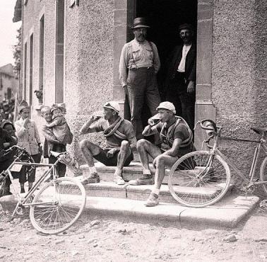 Szwajcarscy zawodnicy Tour de France - Henri Colle i Charles Parel, piją piwko podczas wyścigu, Francja, 1921