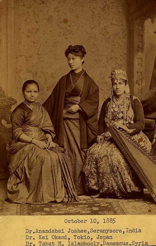 Kobieta z Indii, Japonii i Syrii, szkoła w Filadelfii w 1885 roku