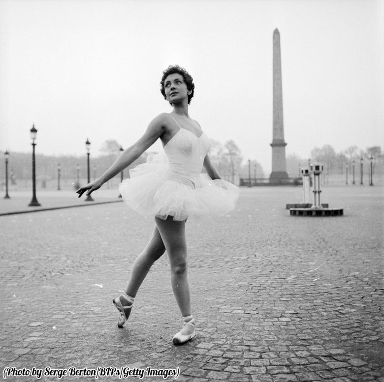 Tancerka Moulin Rouge - Christianne Gaulthier tańczy na ulicy, Paryż, 1955