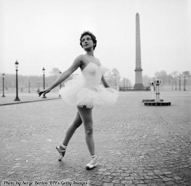 Tancerka Moulin Rouge - Christianne Gaulthier tańczy na ulicy, Paryż, 1955