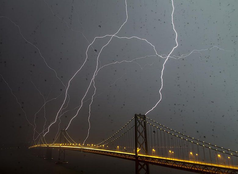 Błyskawice nad San Francisco–Oakland Bay Bridge, USA