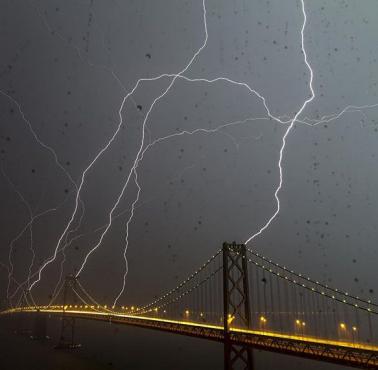 Błyskawice nad San Francisco–Oakland Bay Bridge, USA