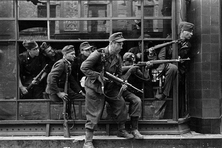 Niemieccy zbrodniaże z 36 Dywizji Grenadierów SS Dirlewanger podczas pacyfikowania Powstania Warszawskiego, 1944