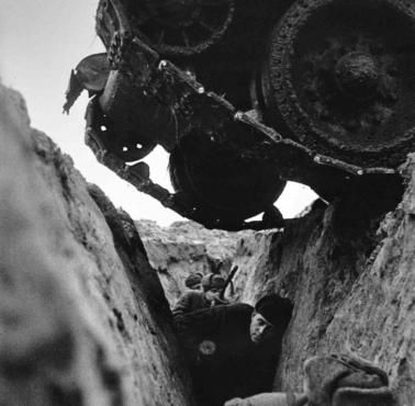 Rosyjska piechota w okopach podczas przejazdu T-34, 1941