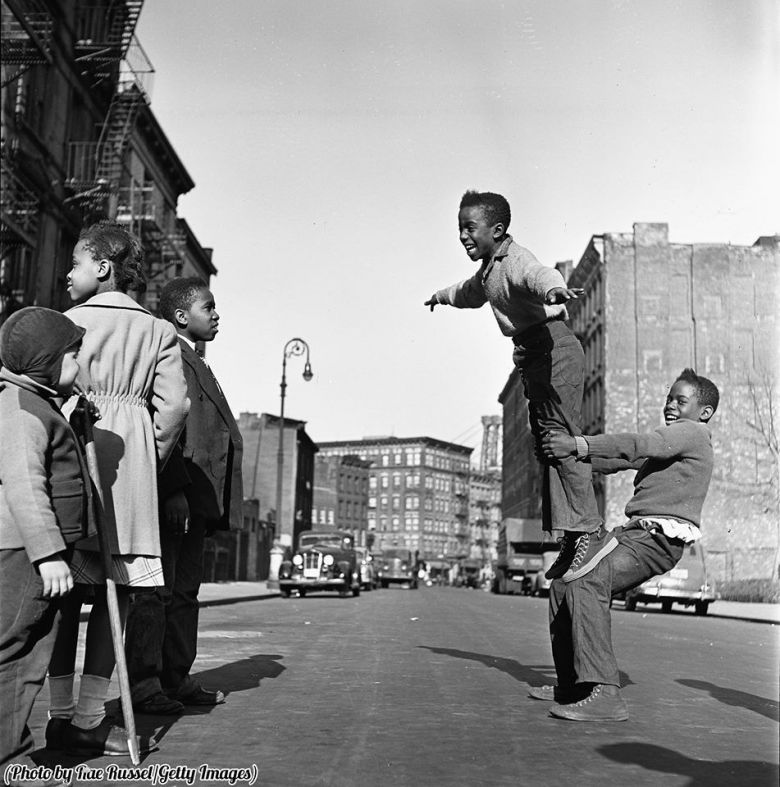 Grupka dzieci bawi się na ulicy Brooklynu, Nowy Jork, 1948