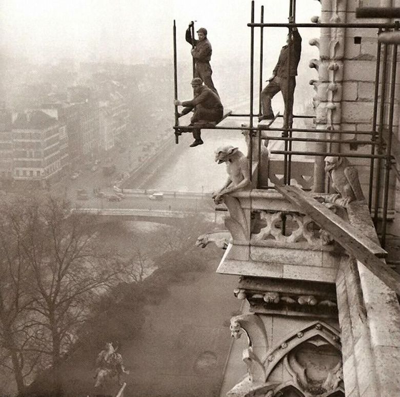 Odrestaurowanie gotyckiej katedry Notre Dame, Paryż, 1952