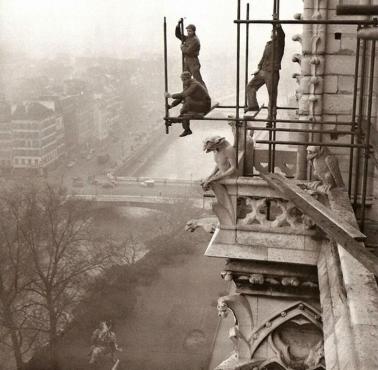 Odrestaurowanie gotyckiej katedry Notre Dame, Paryż, 1952