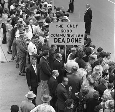 Wymowny transparent podczas przejazdu komunistycznego zbrodniarza Nikity Chruszczowa przez Des Moines, USA w 1959 roku