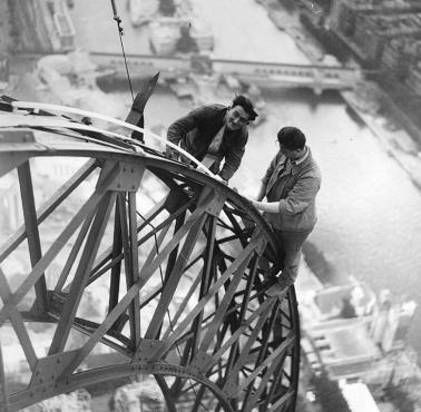 Elektrycy na wieży Eiffela, 1937
