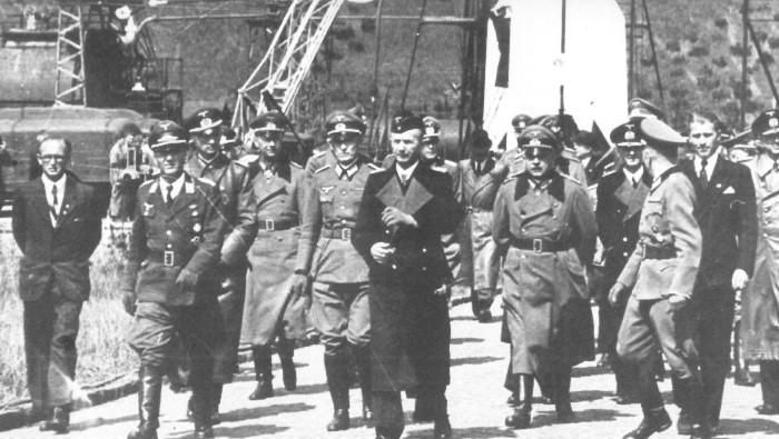 Niemieccy notable NSDAP z późniejszym głównym inżynierem programu Apollo - Wernherem von Braunem, Peenemünde, 1943