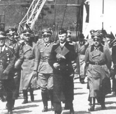 Niemieccy notable NSDAP z późniejszym głównym inżynierem programu Apollo - Wernherem von Braunem, Peenemünde, 1943