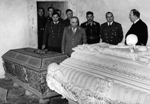 26 X 1942 Gubernator Hans Frank oświadczył : Do dnia dzisiejszego udało się przejąć Niemcom,90% dzieł sztuki ...