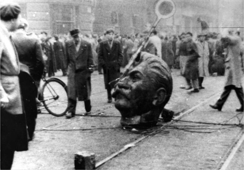 Rozbity pomnik Stalin podczas węgierskiego powstania w 1956 roku, Budapeszt