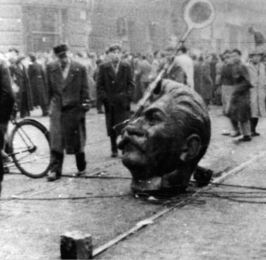 Rozbity pomnik Stalin podczas węgierskiego powstania w 1956 roku, Budapeszt