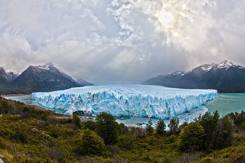 Ogromny niebieski lodowiec Perito Moreno w Patagoni w Argentynie 
